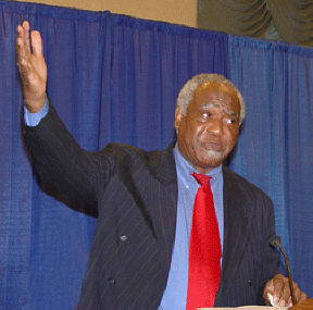 Congressman Danny Davis addresses the convention.