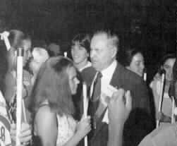 Picture of Dr. Jernigan surrounded
by a group of teenagers at the 1998 convention.