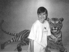 Photo of Jamie Weedman and the
tiger. (18071 bytes)